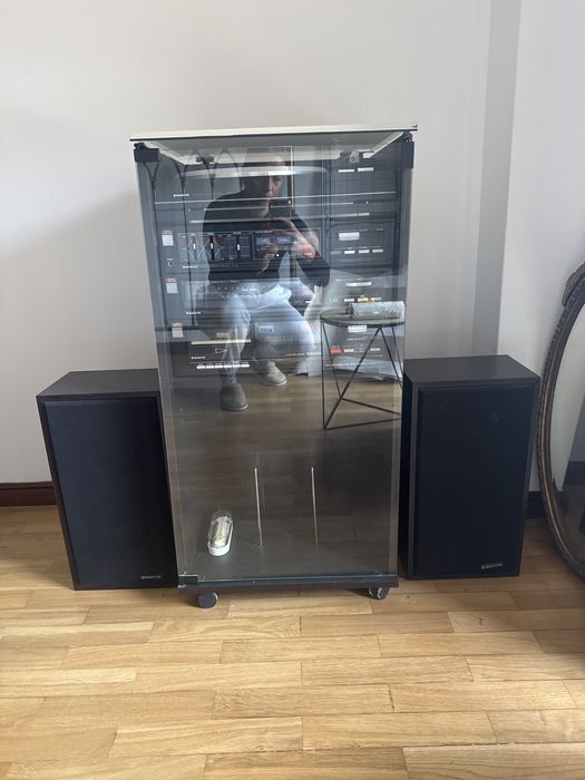 Aparelho de Música Sanyo Vintage com colunas e móvel