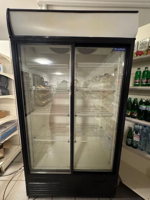 Холодильна шафа двохдверна UBC