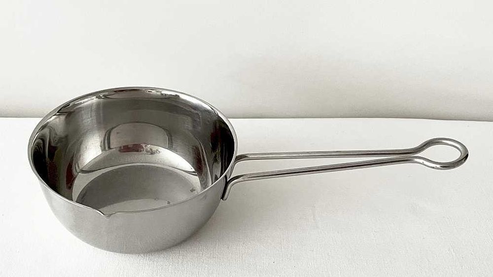 Mini garnek do sosów Cromargan marki WMF z sygnaturą.