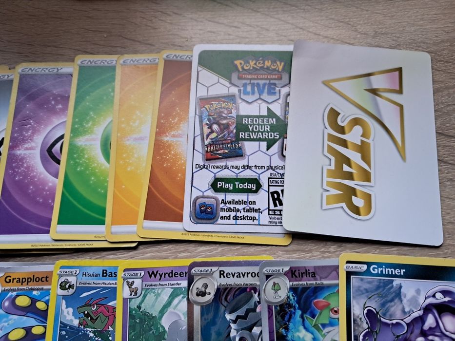 Sprzedam 62 karty Pokemon.