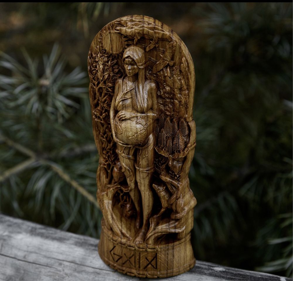 Статуетка з дерева - богиня Гайя.