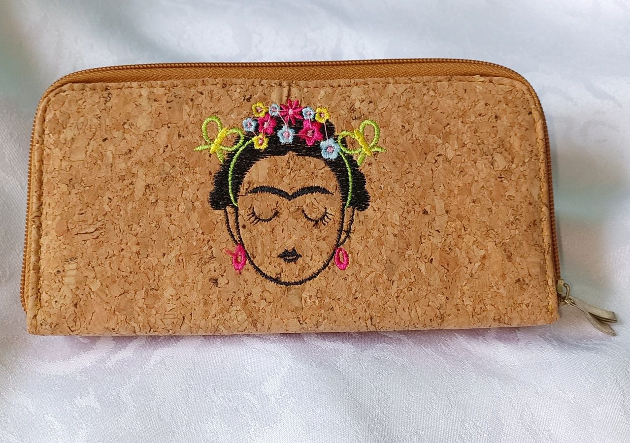 Корковий жіночий гаманець із яскравою вишивкою