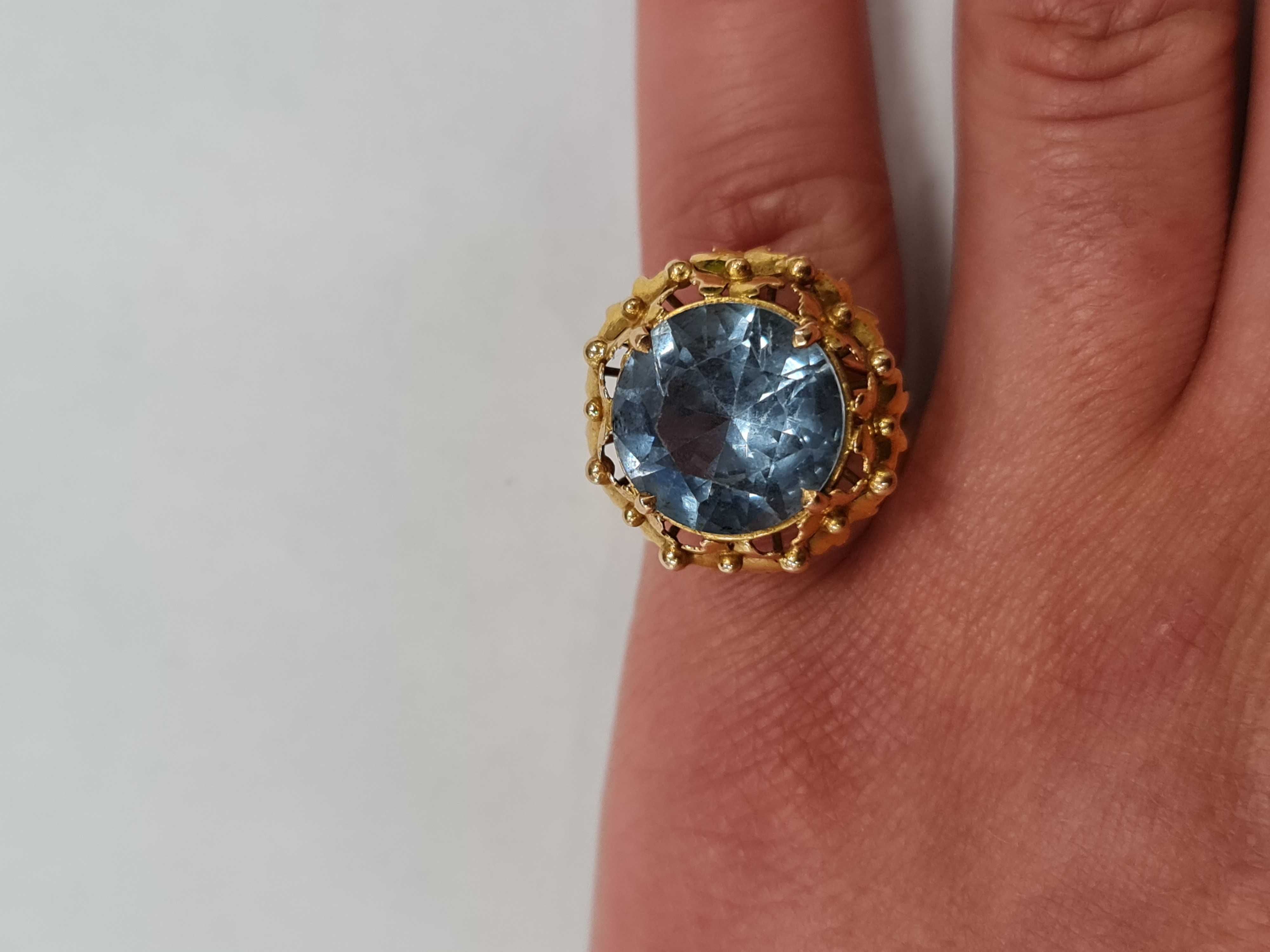 Wyjątkowy złoty pierścionek damski/ 750/ 7.48 gram/ R14/ Topaz