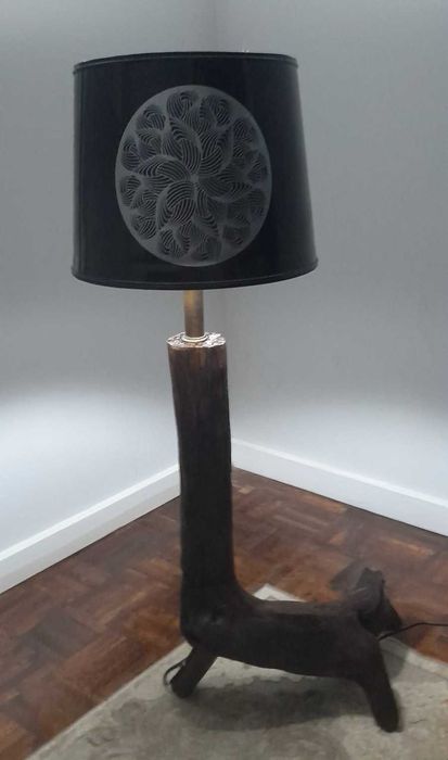 Candeeiro com base em madeira