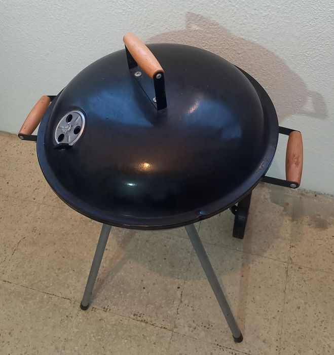 Vendo grelhador a carvão tripé com tampa
