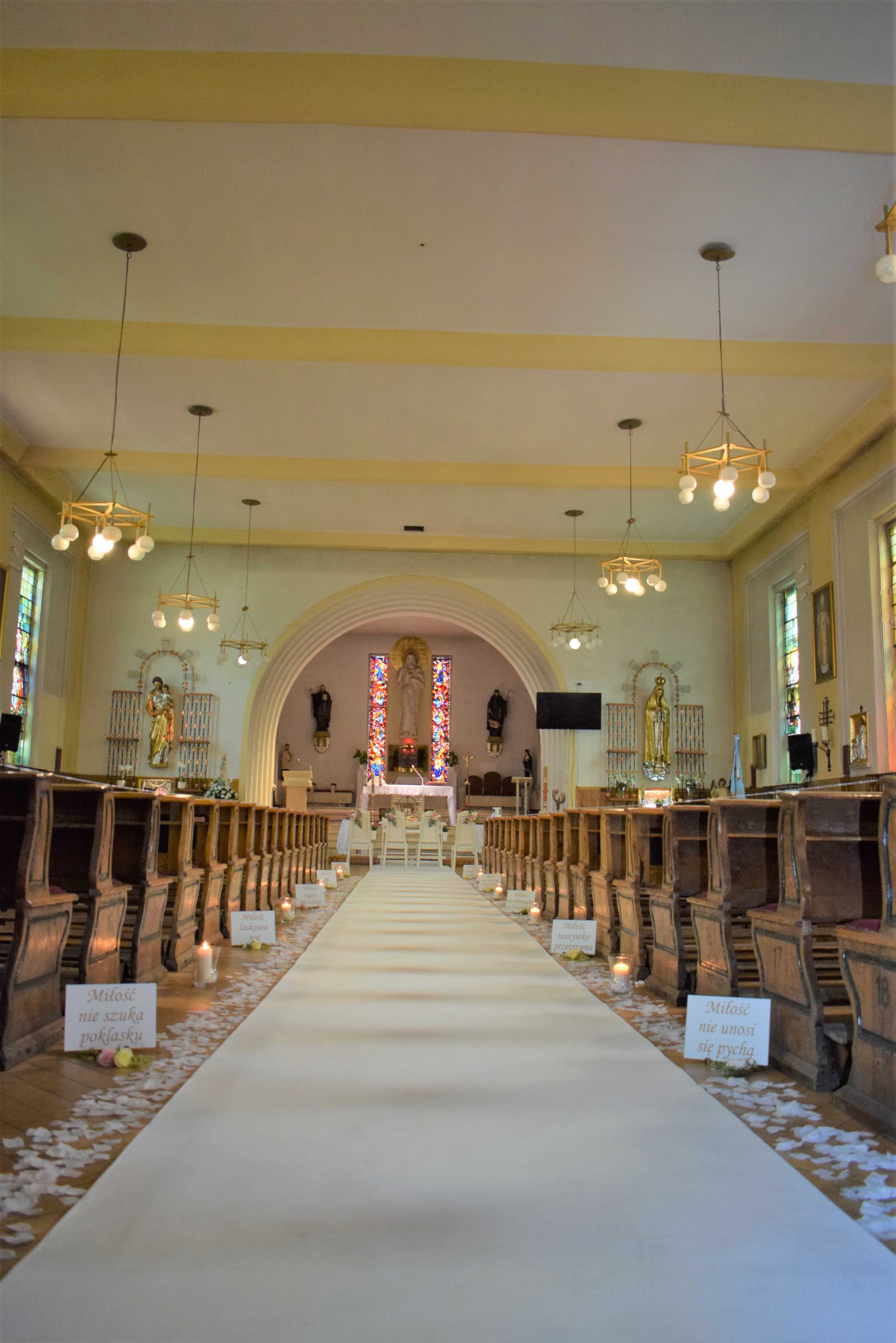 Ślub - dekoracja kościoła biały dywan, świeczniki