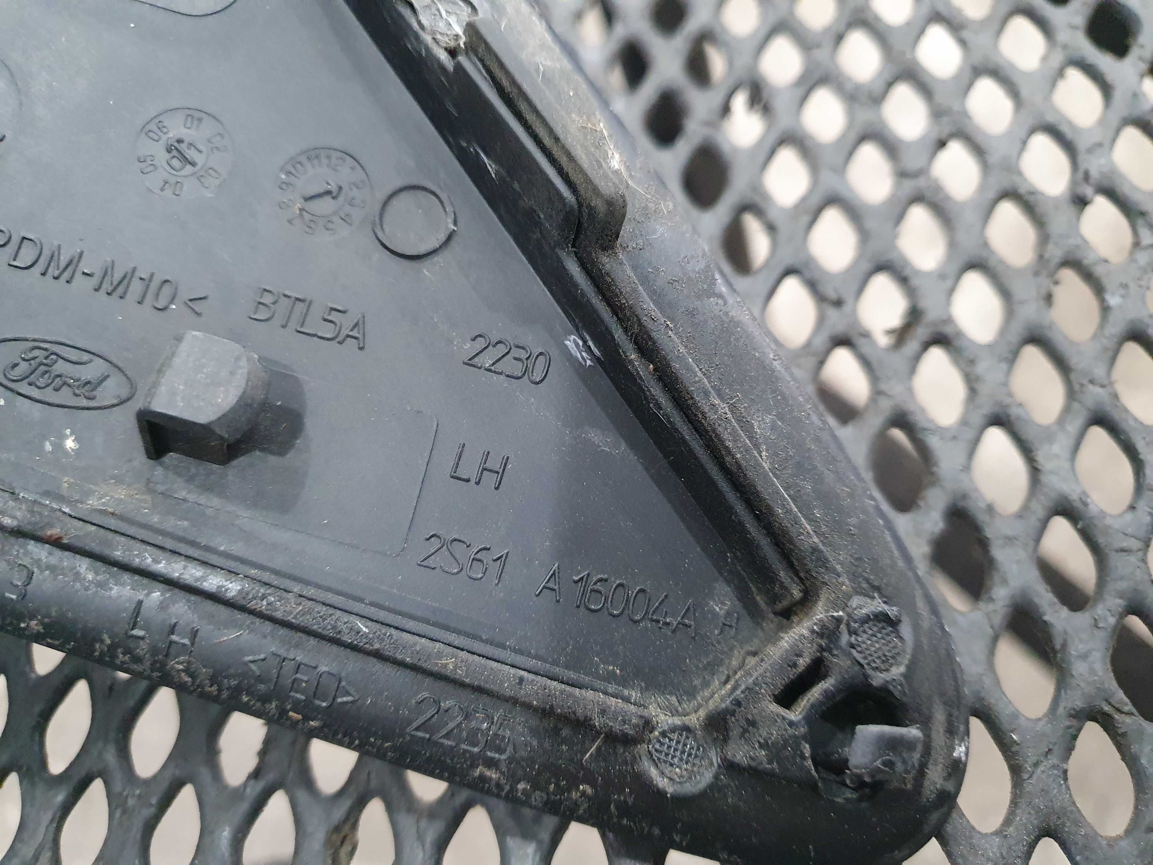 Zaślepka trójkat oslona Ford Fiesta mk6 lift komplet
