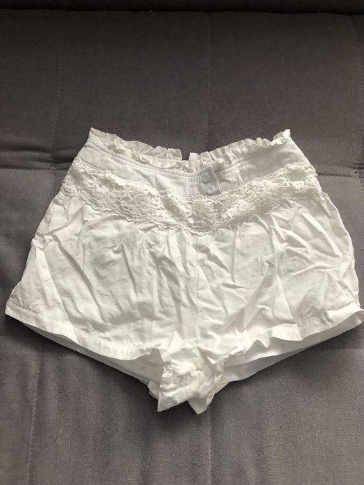 Białe spodenki z koronką