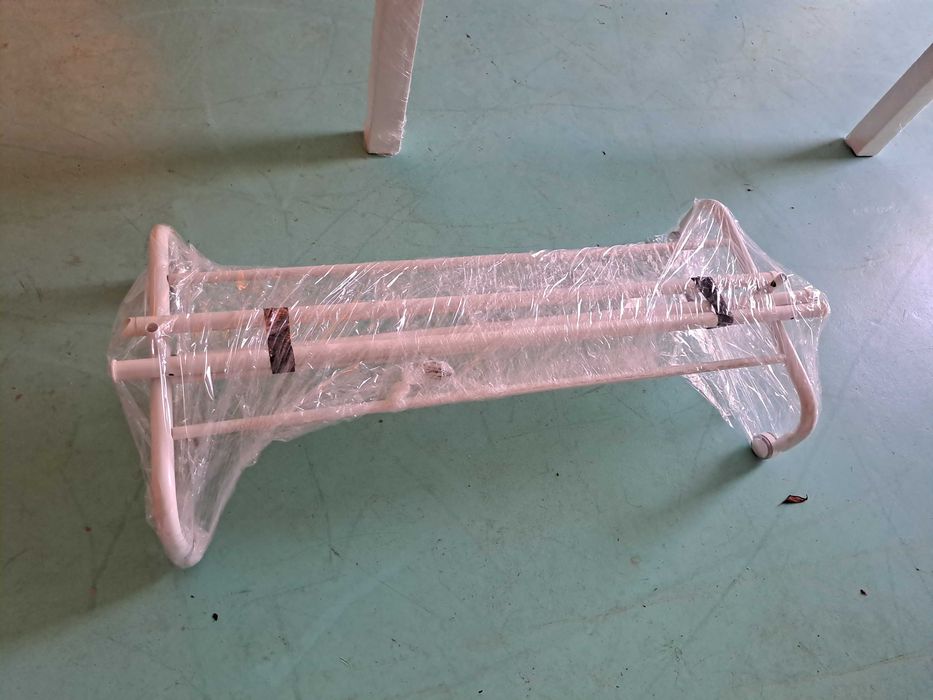 Suporte para cabides IKEA RIGGA cor branca em excelente estado