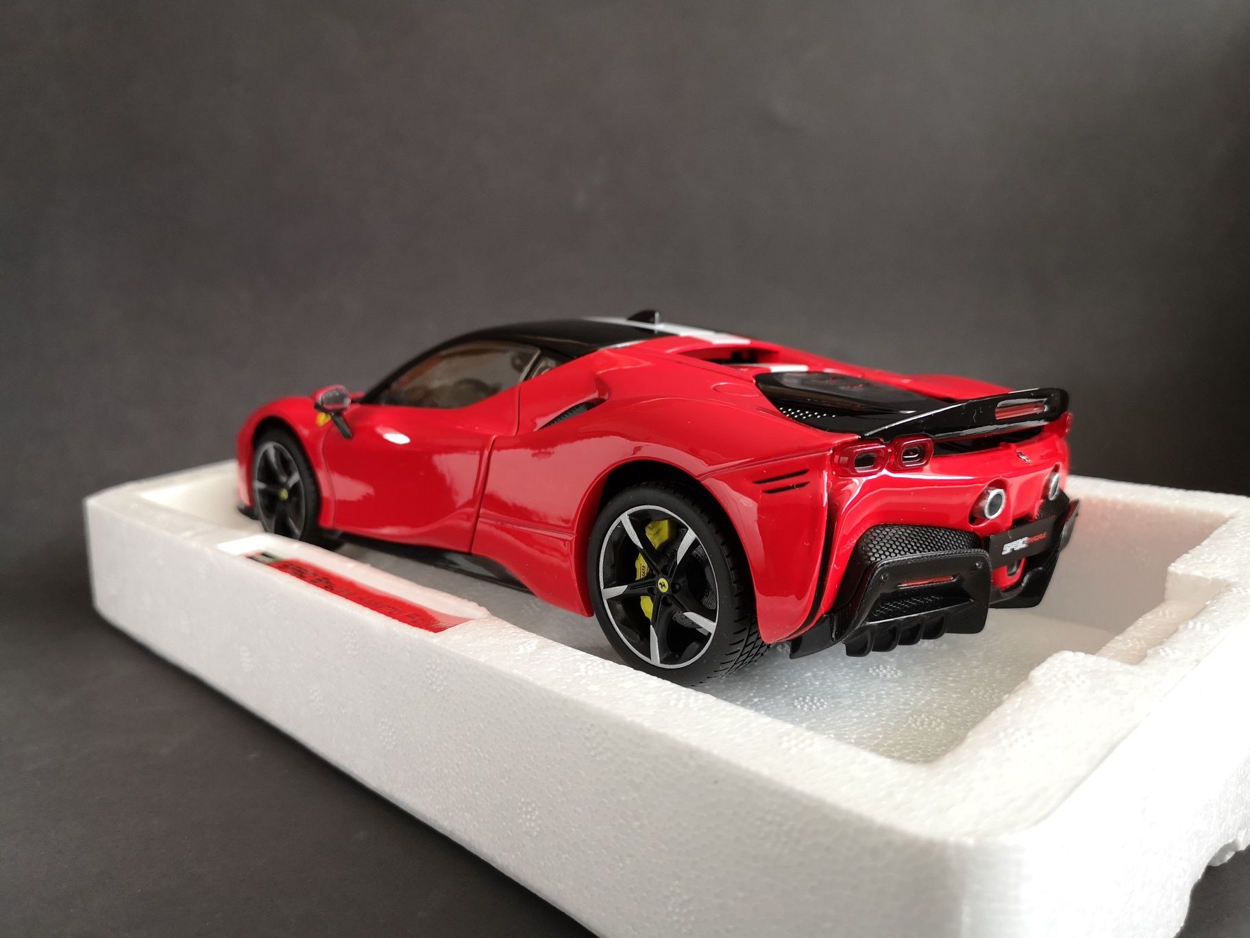Ferrari SF90 Stradale Assetto Fiorano 2020 Red Bburago Signature 1:18