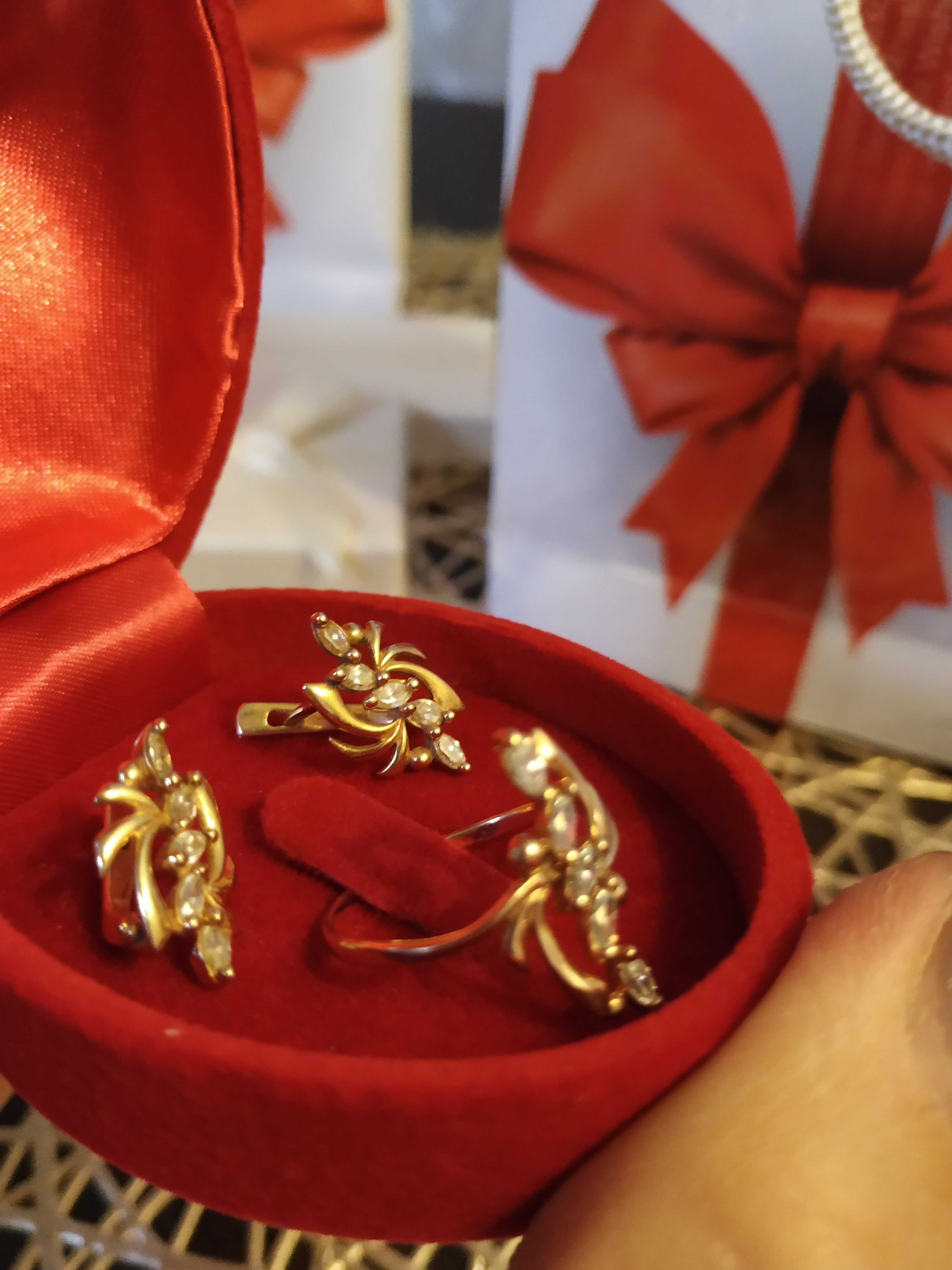 Дуже гарний комплект золотых прикрас сережки і перстень з камінцями.