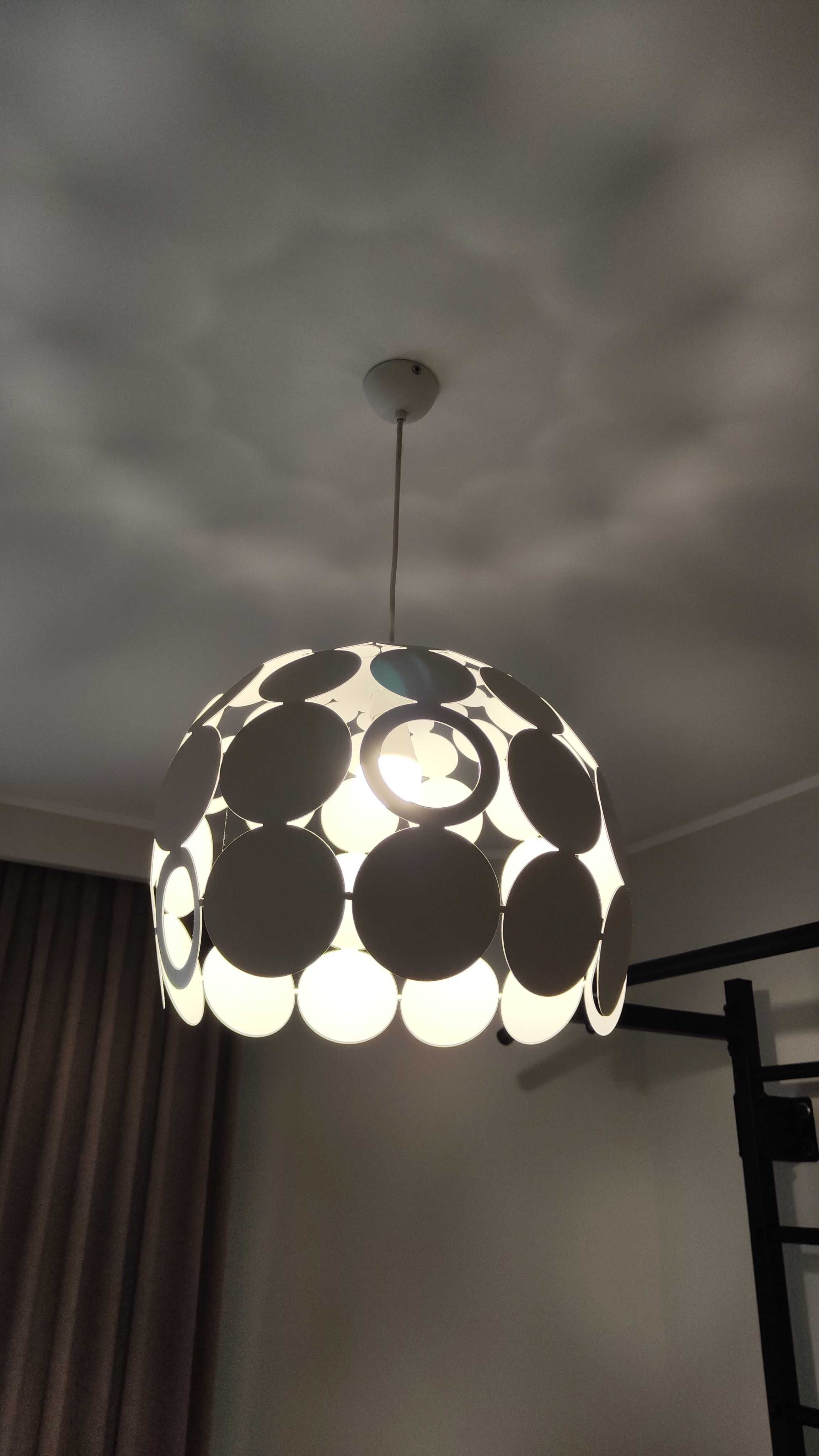 Biała lampa idealna do wnętrza Boho i pokoju dziecięcego