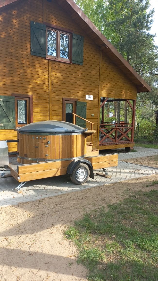 Domki letniskowe z kominkiem, jacuzzi i sauną.