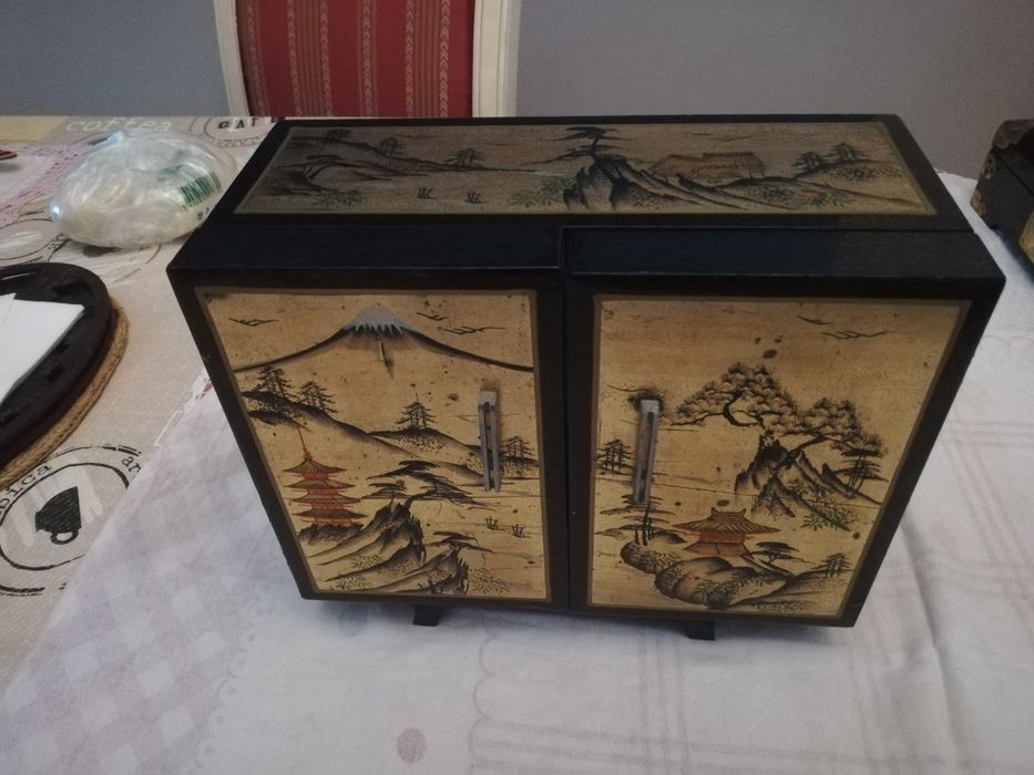 Guarda joias chinês com bailarina e musica.