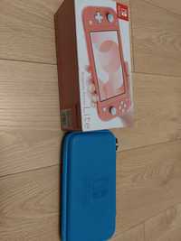 Nintendo Switch Lite kolor różowy, etui niebieskie.