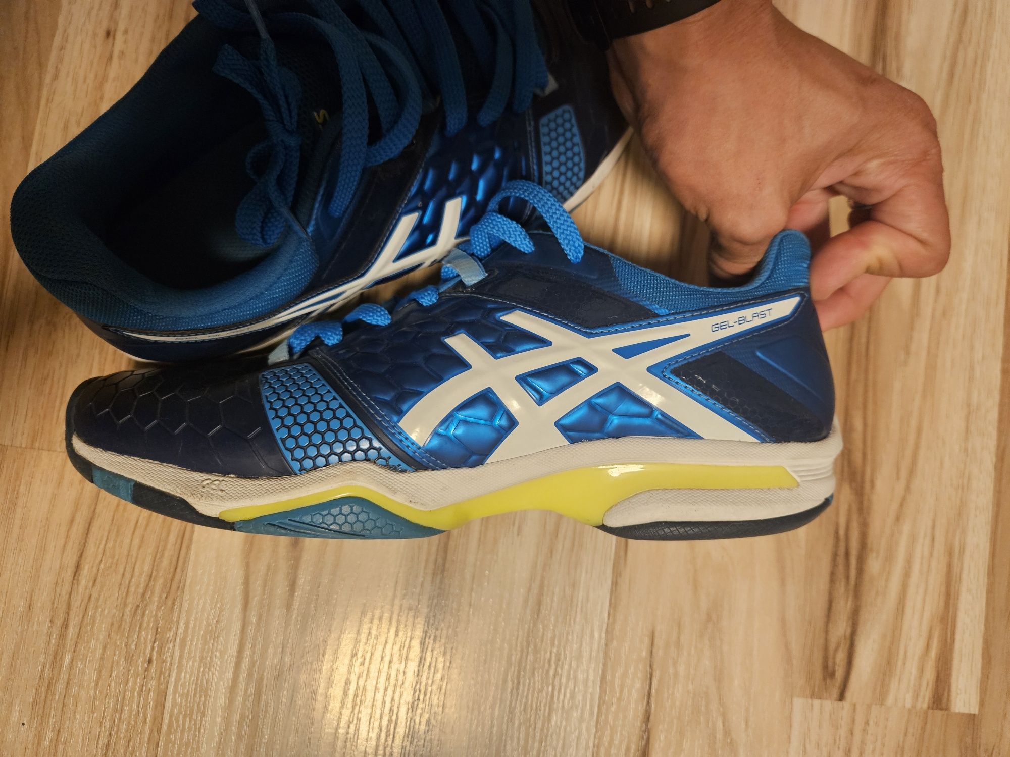 Buty Asics do tenisa stołowego w bdb stanie