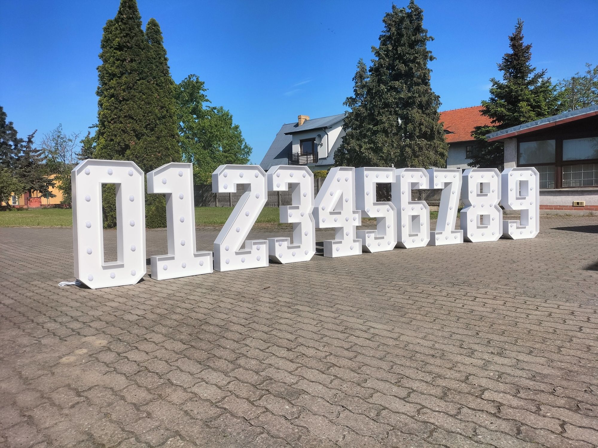 Osiemnastka podświetlana żarówkami cyfry 18