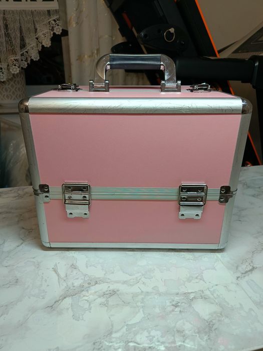 Solidny kuferek kosmetyczny różowy