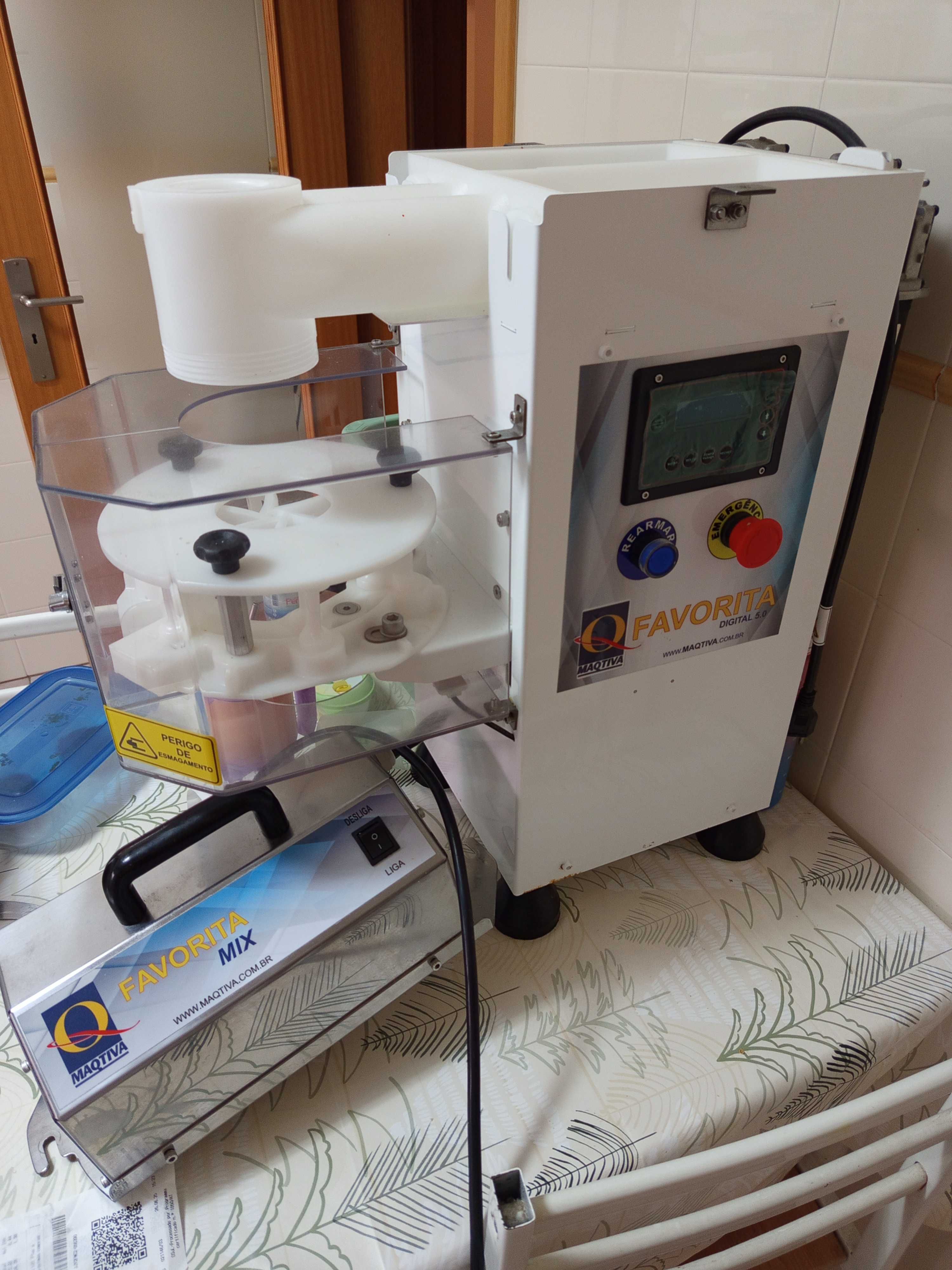 Máquina modeladora de salgados + masseira 10 kilos.