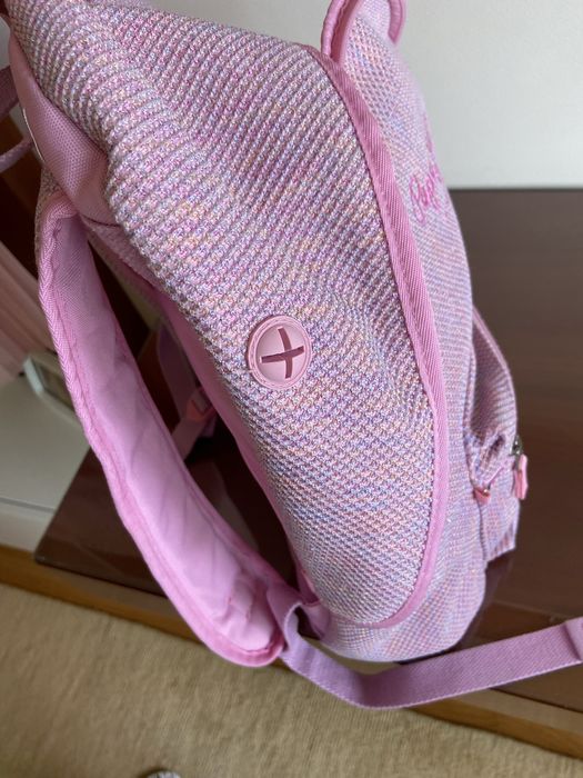 Mochila de nenina em rosa com varias divisors