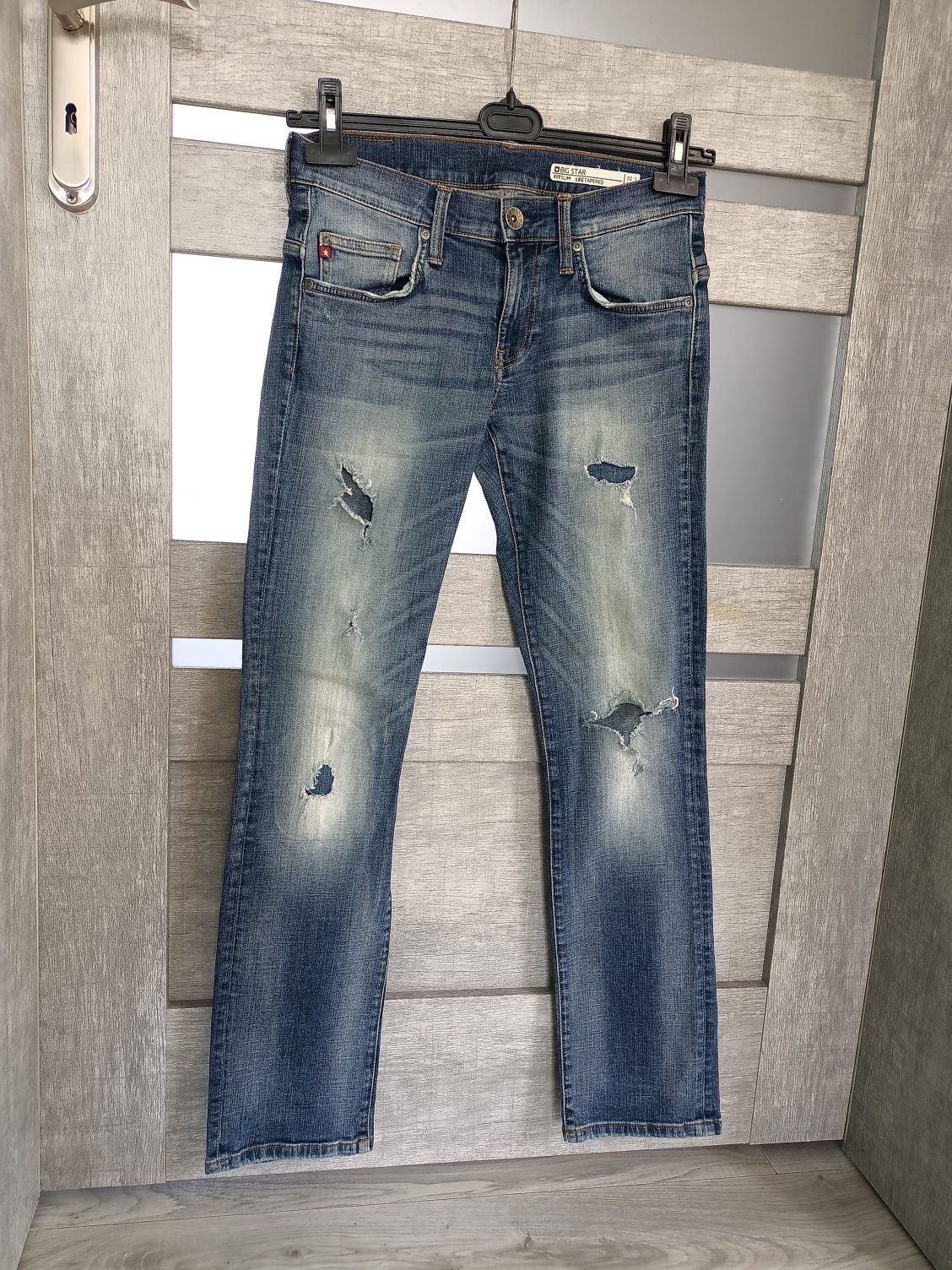 Slim fit W28 L32 spodnie jeansy z dziurami i przetarciami art okazja