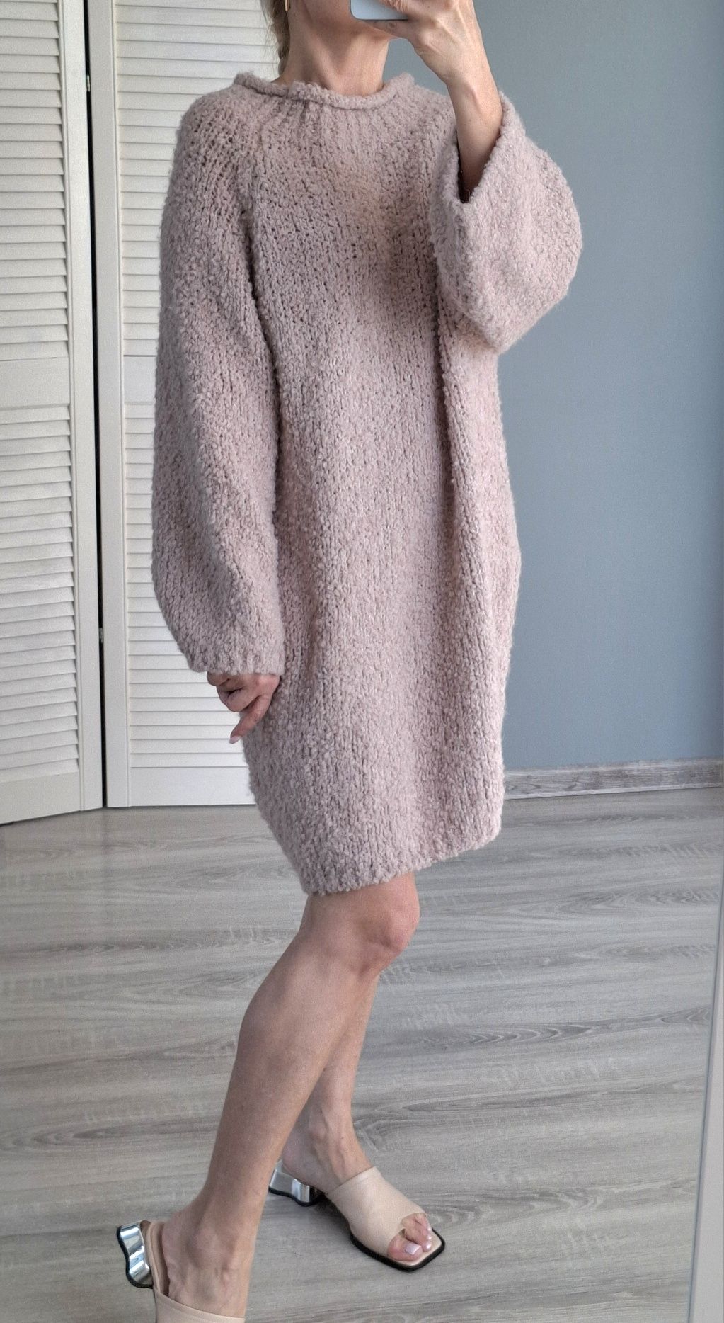 Włoska sukienka sweter boucle puder róż oversize