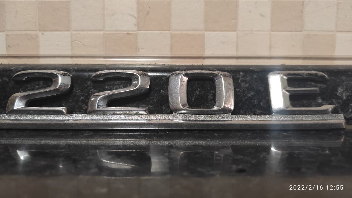Эмблема/Шильдик Mercedes Benz W124 До рестайлинг 220E Оригинал.