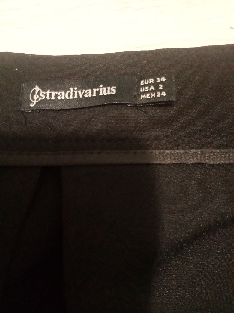 Czarna, rozkloszowana spódnica Stradivarius .