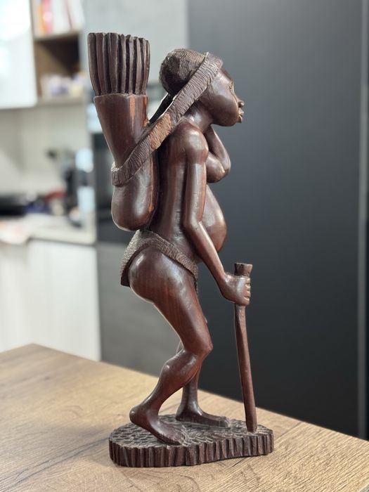 Escultura tradicional angolana em madeira