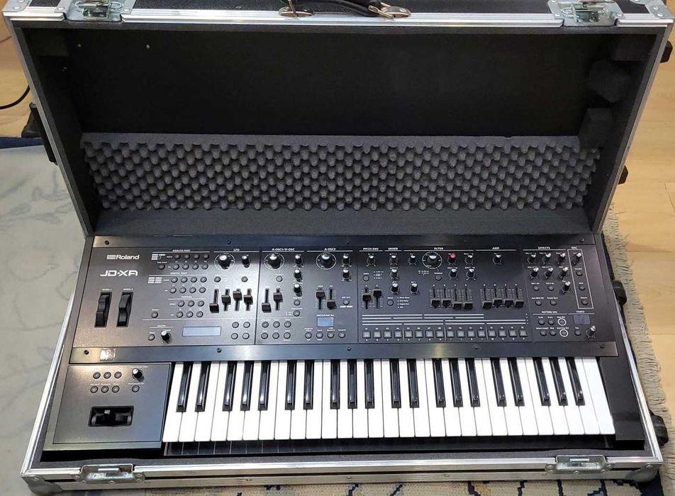 Roland JD-XA com flight case e overlays preto mate