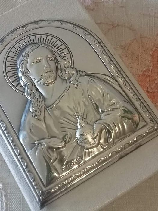 Caixa,tipo livro com motivo de prata e pendente/ crucifixo no interior