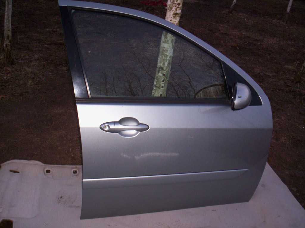 FORD FOCUS MK1 - Drzwi Prawy przód - Hatchback , Combi - Srebrne D1 !!