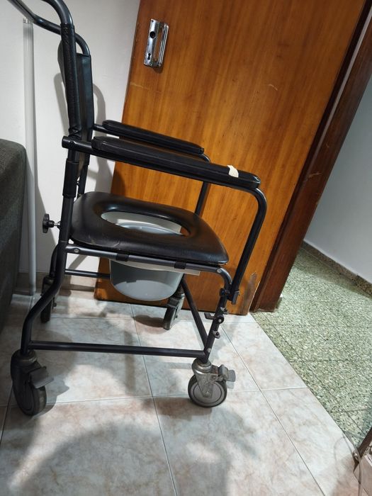 Cadeira de Banho Acolchoada com Sanita Portátil