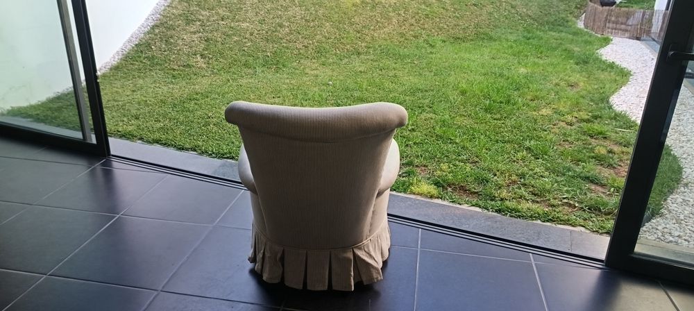 Poltrona bege pouco usada. Excelente estado
Senhorinha.
Ver fotos