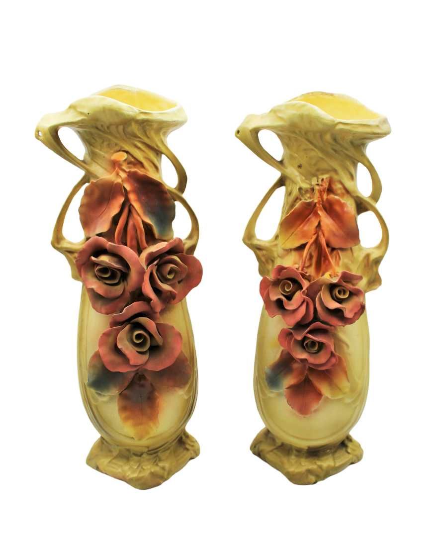 Par de Jarras em Porcelana "Royal Dux"