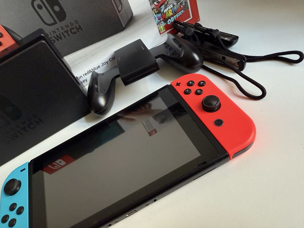 Nintendo Switch 1 + Pro controller - Stan jak nowy