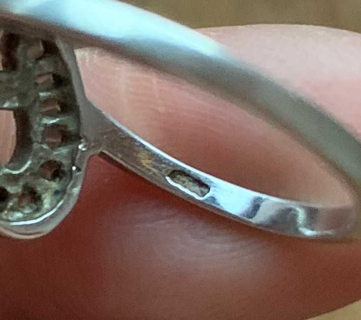 Srebrny pierścionek z kryształkami w kształcie serca