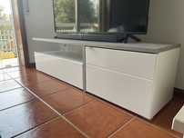Móvel de TV moderno em branco e cinzento