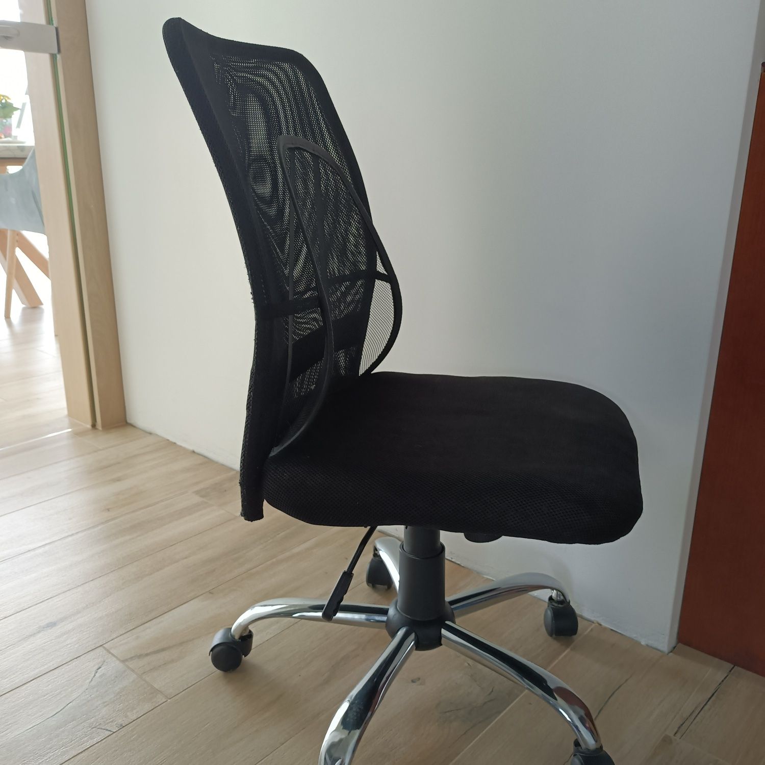Krzesło biurowe z pasem lędźwiowym