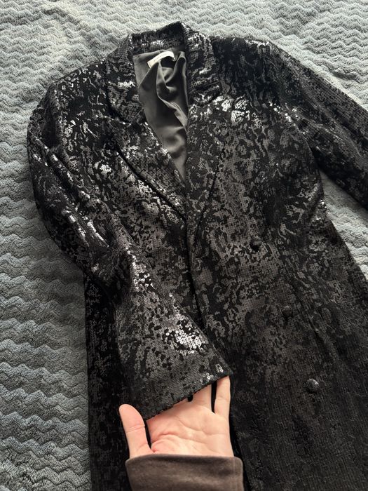 Сукня-піджак, яка переливається з блискітками