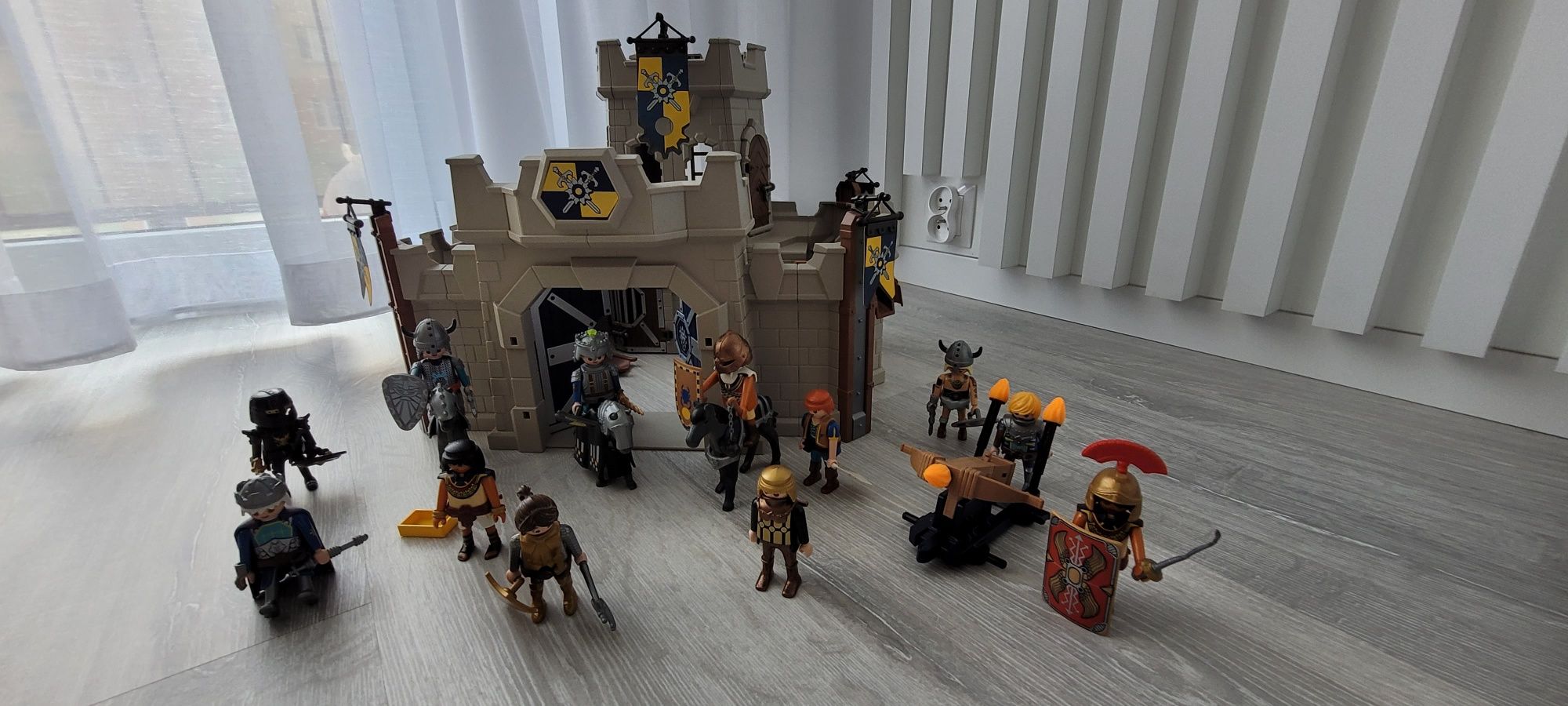 Zamek + Ludziki + Konie Playmobil