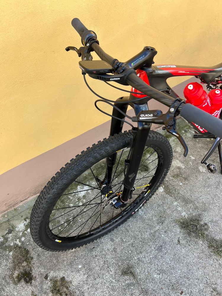 Bicicleta preta/vermelha Specialized