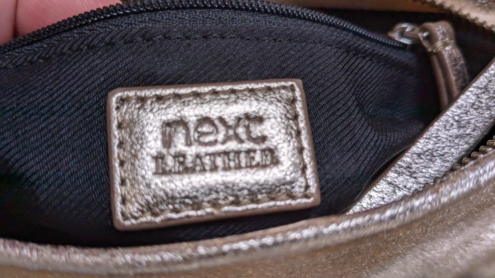 Złota torebka marki Next leather