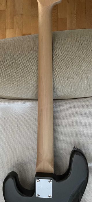 Baixo eléctrico Squier Affinity como novo cordas novas