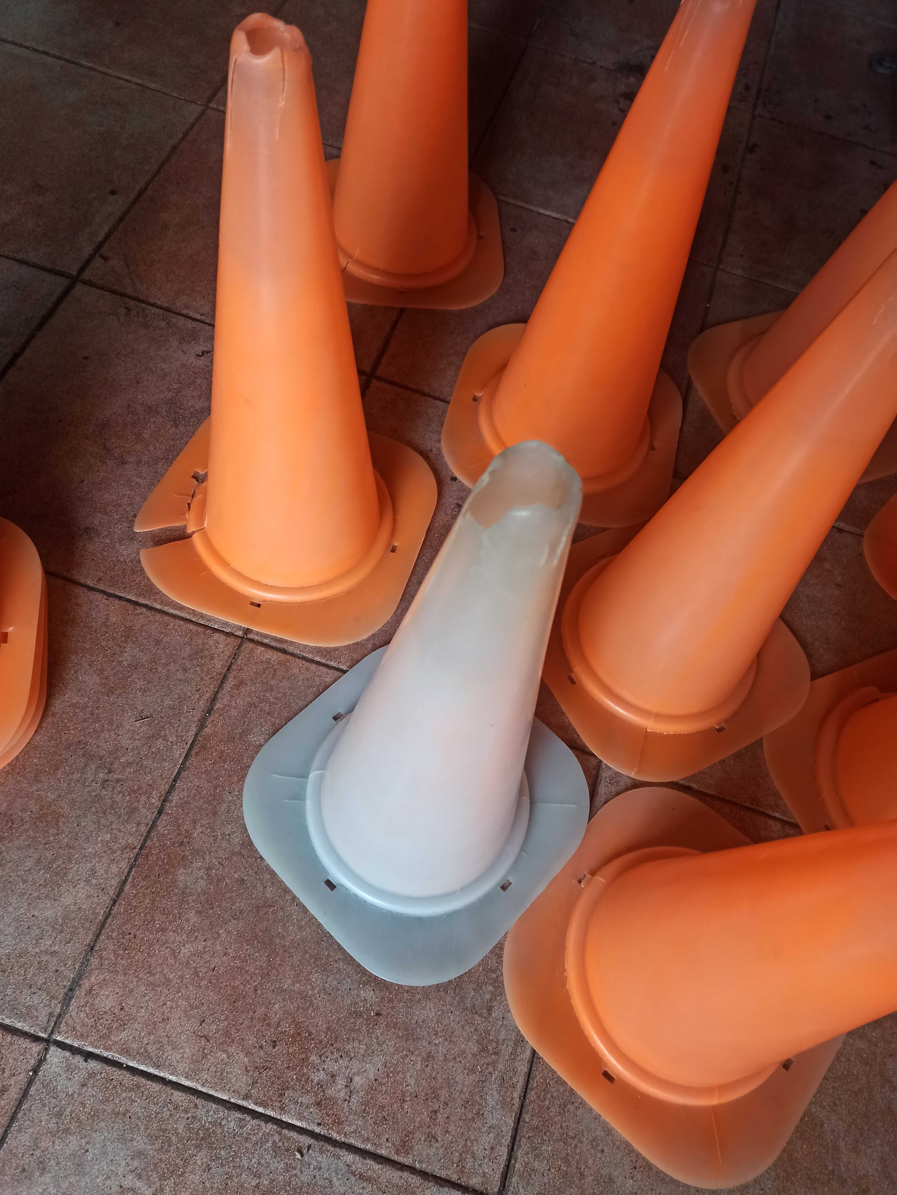 Cones laranja sinalização