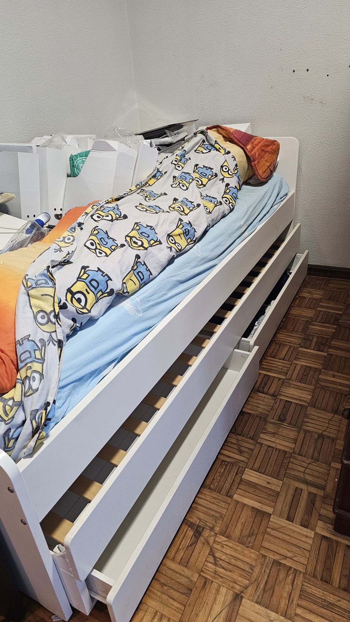Cama dupla solteiro, com gavetas