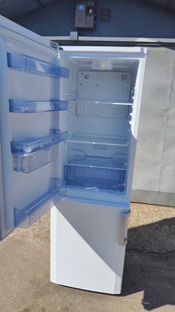 Холодильник BEKO CS334020.