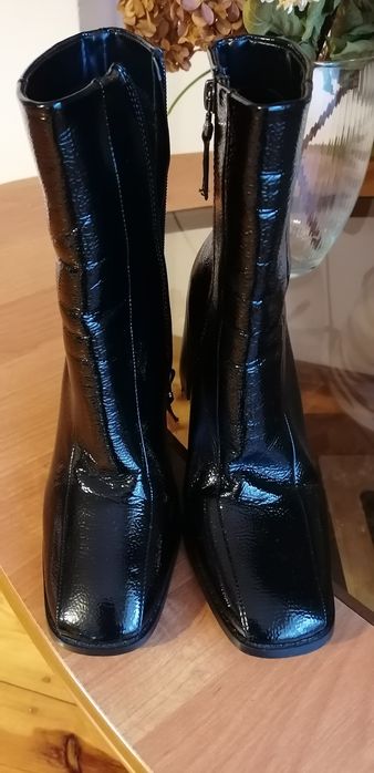 Okazja Eleganckie Czarne lakierowane botki na słupku roz 39