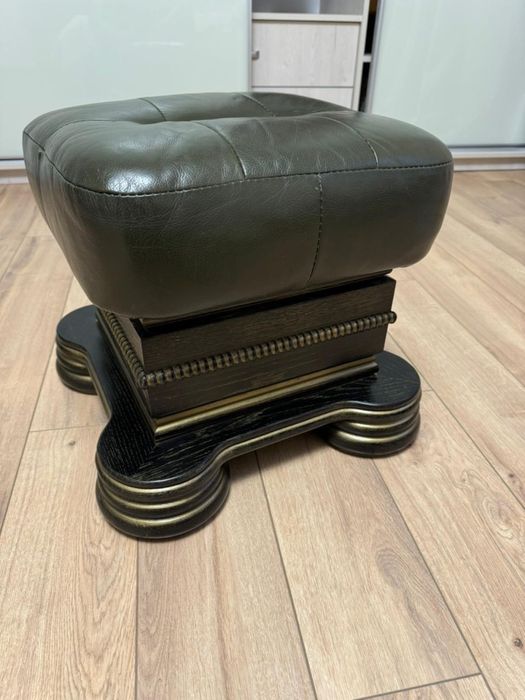 Шкіряний диван ,2 пуфи ,стіл .Італія