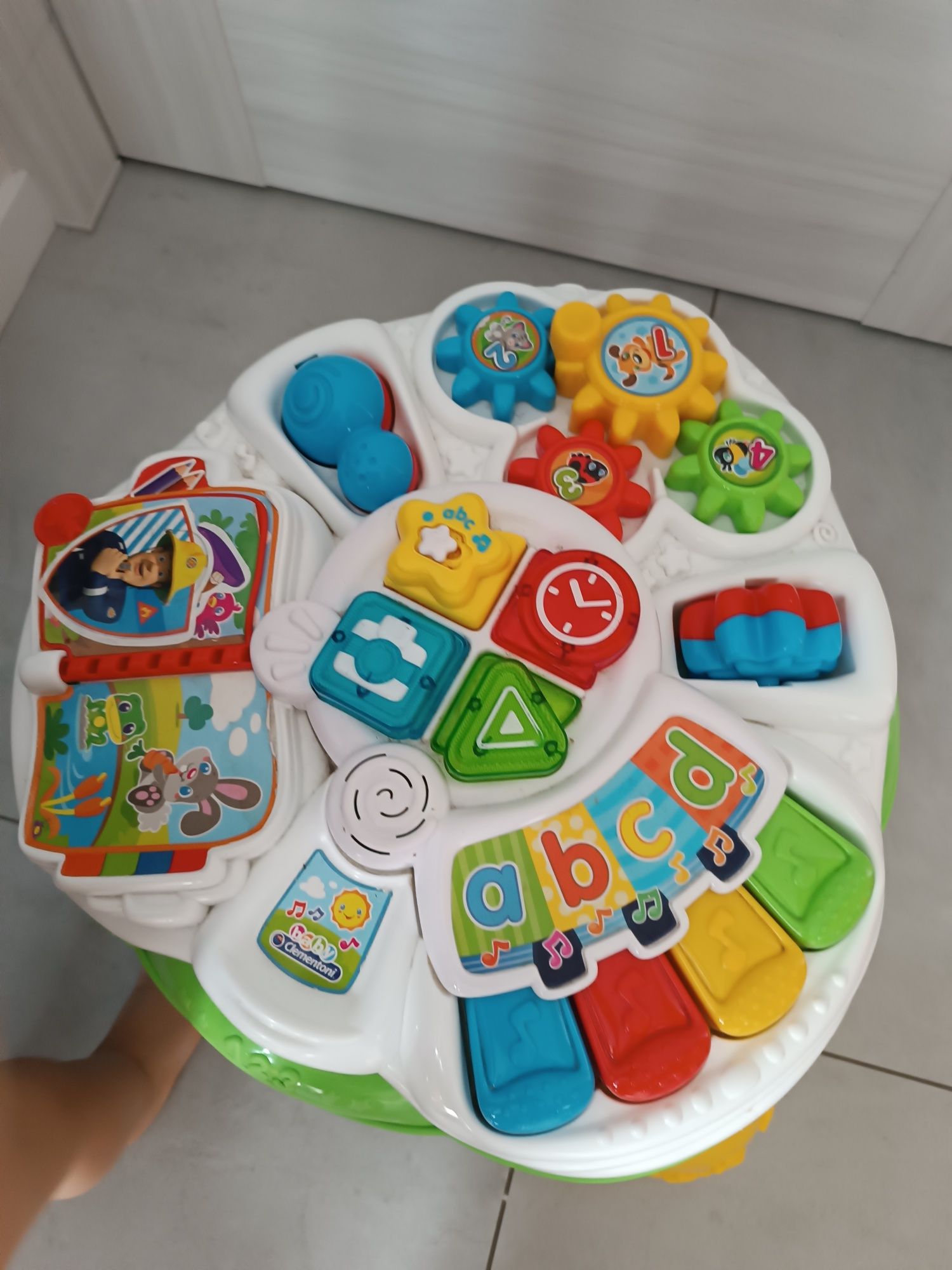 Clementoni Stolik Edukacyjny mówi i gra po polsku sensoryczny pianinko